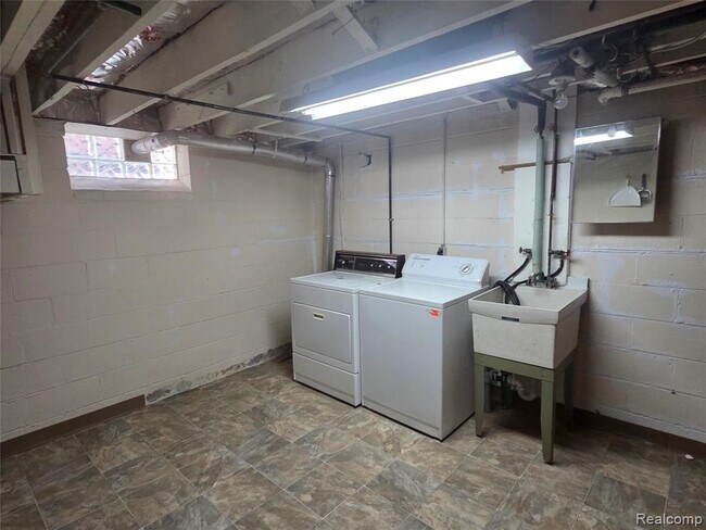 Building Photo - 1536 Hollywood St