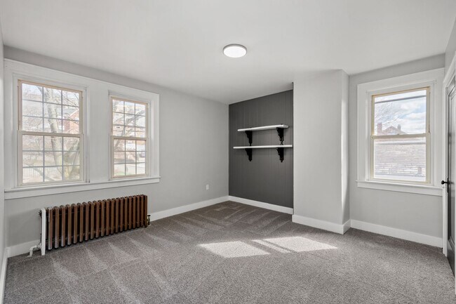 Building Photo - Beautiful 3 Bedroom House in Carrick Available May 1!