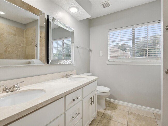 Building Photo - 205 Bayou Ct