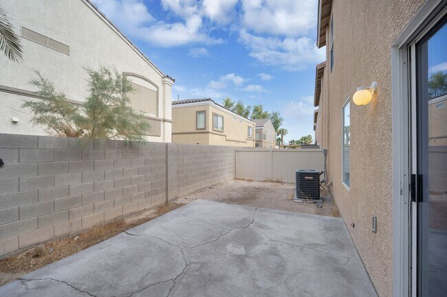 Building Photo - 2446 El Valle St