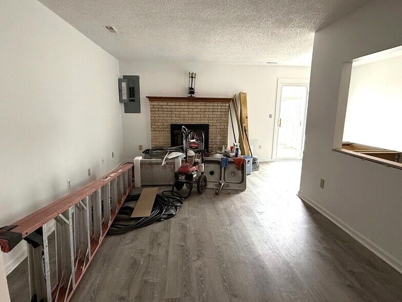 Building Photo - 691 Biltmore Dr