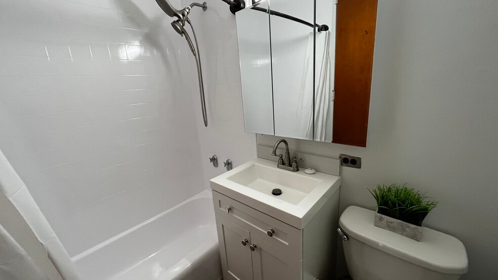 Building Photo - 1511 Nuuanu Ave