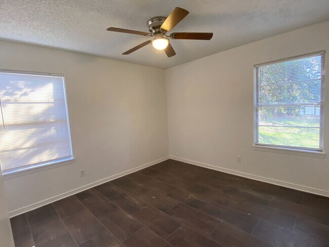 Building Photo - Single Family Home