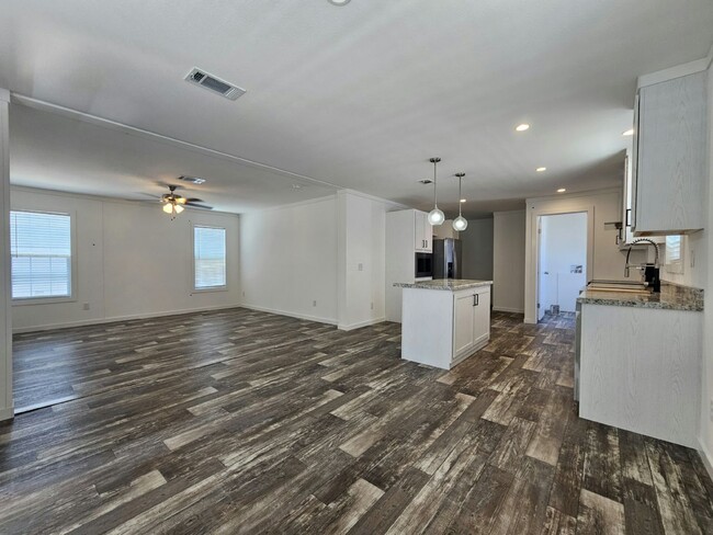 Building Photo - 6681 Hidden Oaks Dr