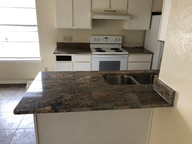 Building Photo - Available now. END 4PLEX TOWNHOME, 2 BR/1....