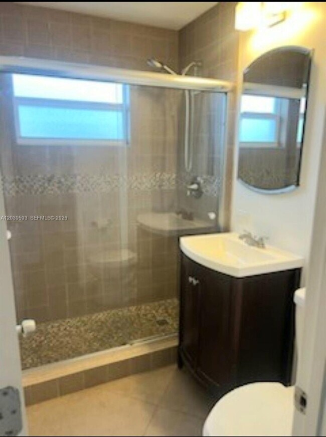Building Photo - 323 Northlake Dr