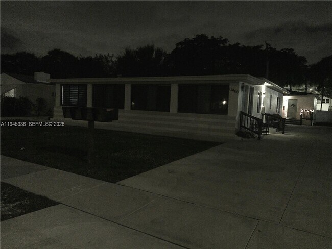 Building Photo - 12400 NE 11th Ct