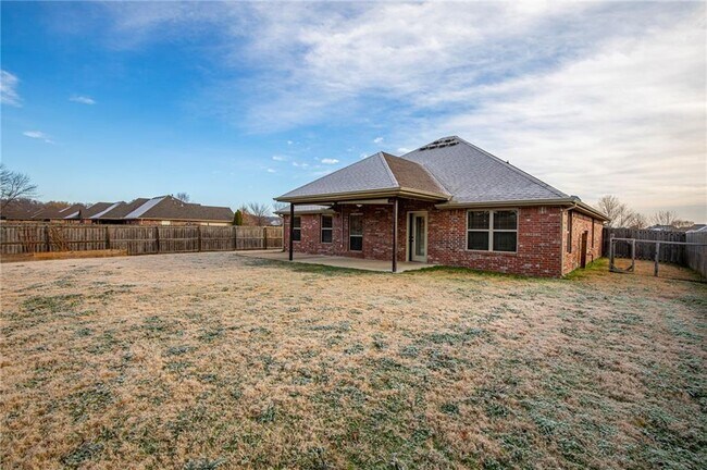 Building Photo - 2955 N Raven Ln