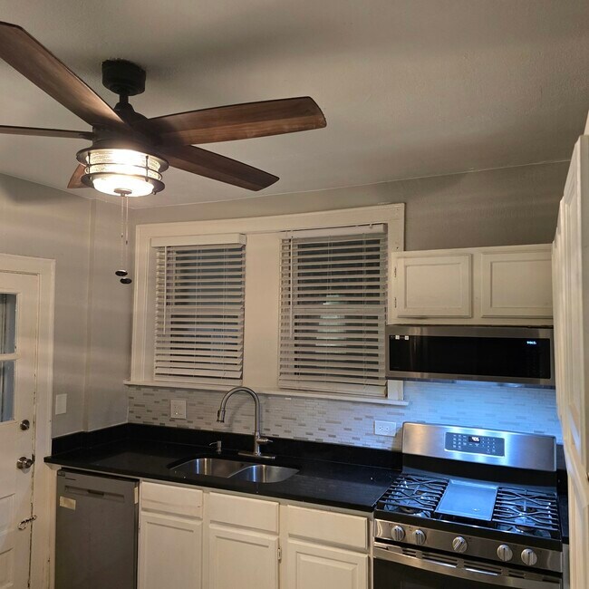 Building Photo - 7529 N Claremont Ave