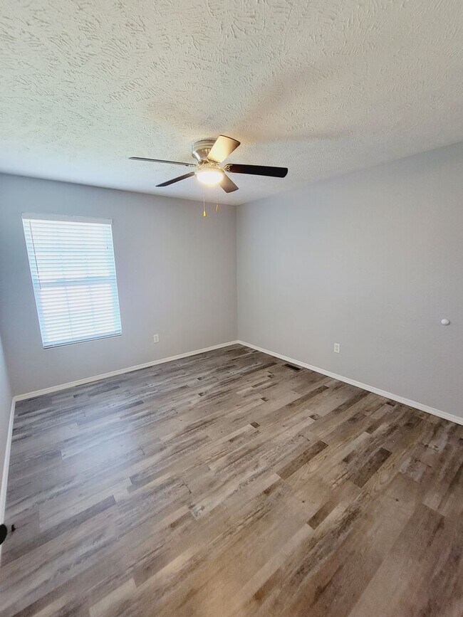 Building Photo - Bent Tree Subdivision - 4 BR - 2 Living Areas - 3 Car