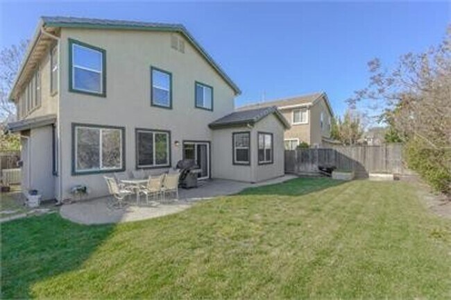 Building Photo - Stunning East Davis home available for fall move in!