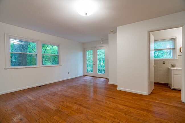 Building Photo - Adorable 3BR home on 1.65 Acre Park-Like S...