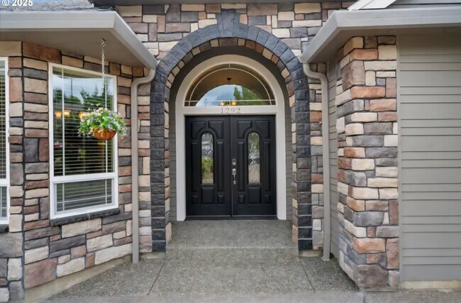 Building Photo - 1292 E Lucas St