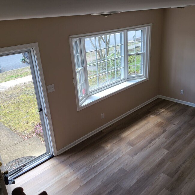 Building Photo - Incredible Townhouse in N Chesterfield!