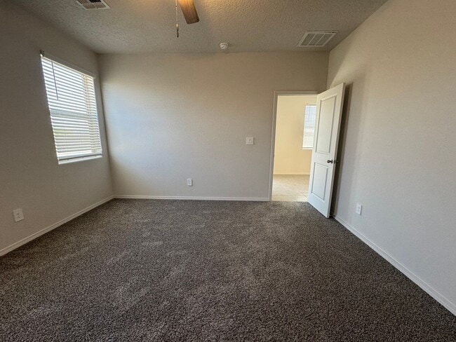 Building Photo - 4 bed 2 bath home in Huning Ranch! Newly B...