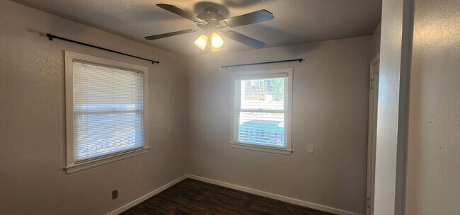 Building Photo - $500 MOVE-IN CREDIT! Updated Home with lot...