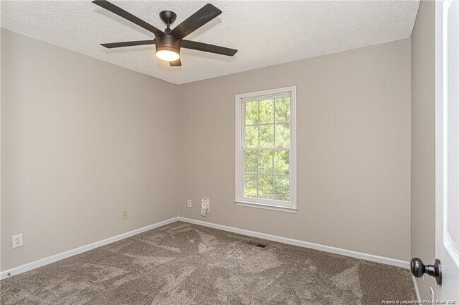 Building Photo - 402 Roundtree Dr