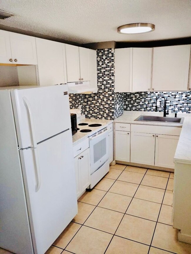 Building Photo - 3 Bed / 1 Bath House with Fenced Yard