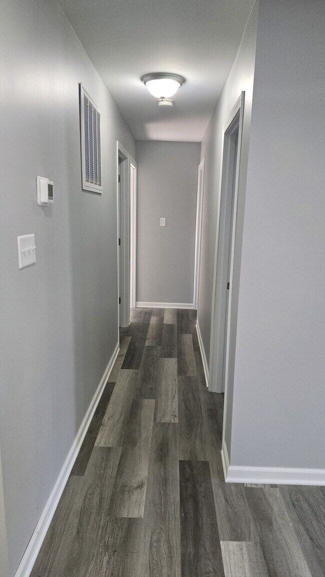 Building Photo - Enjoy this beautifully remodeled 3-bedroom, 1-bath home