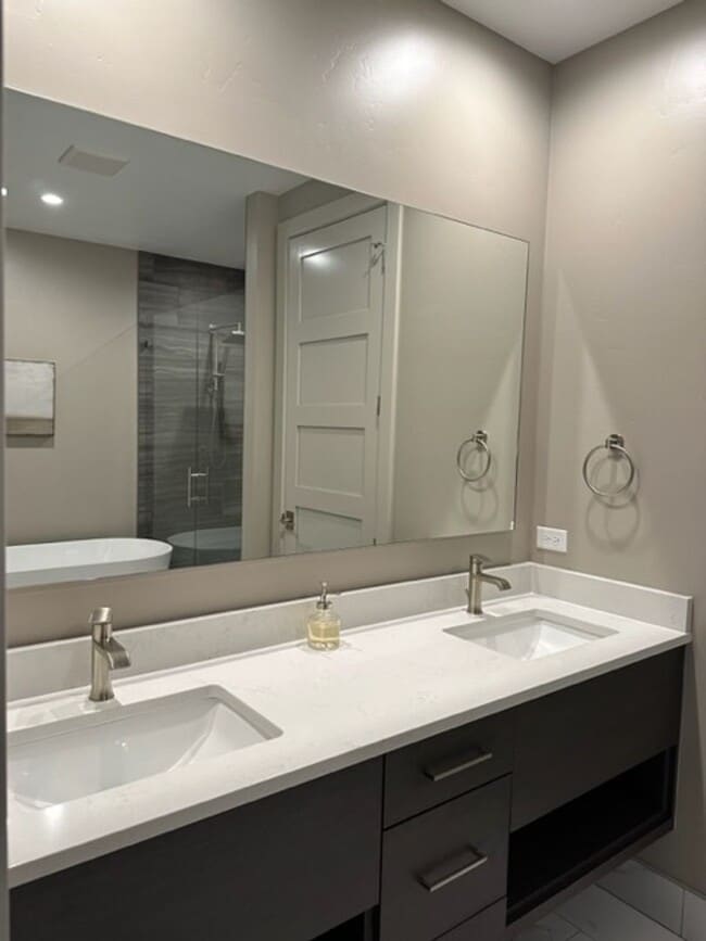 Building Photo - Fully Furnished Condo for Rent in Black Bull!
