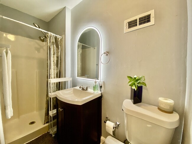 Building Photo - 841 Vedado Way NE