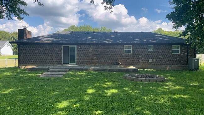 Building Photo - 621 Waneta Ave