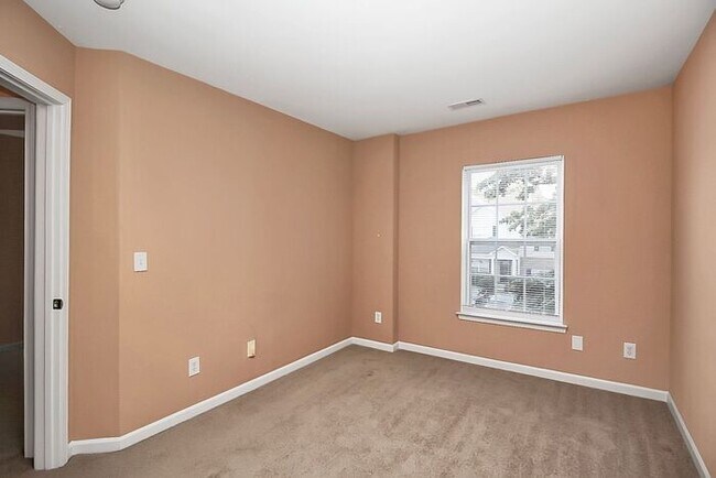 Building Photo - End Unit 3BD/2.5BA Townhome in Mill Creek!