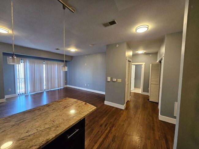 Building Photo - 700 New St