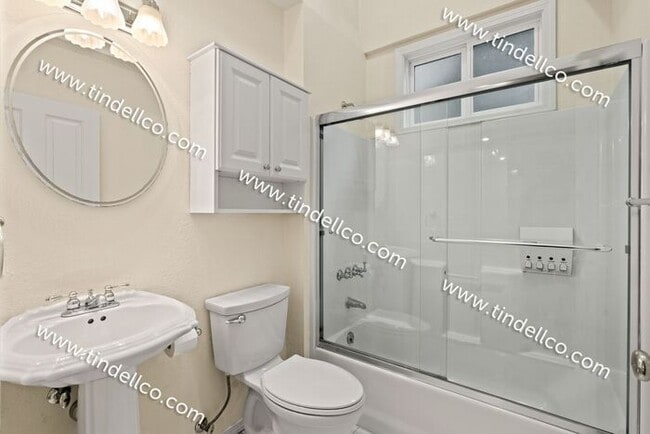 Building Photo - Darling 2 Bedroom North Tabor Home With Of...