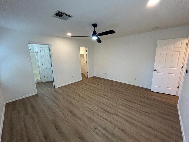 Building Photo - 3126 W Zachary Dr
