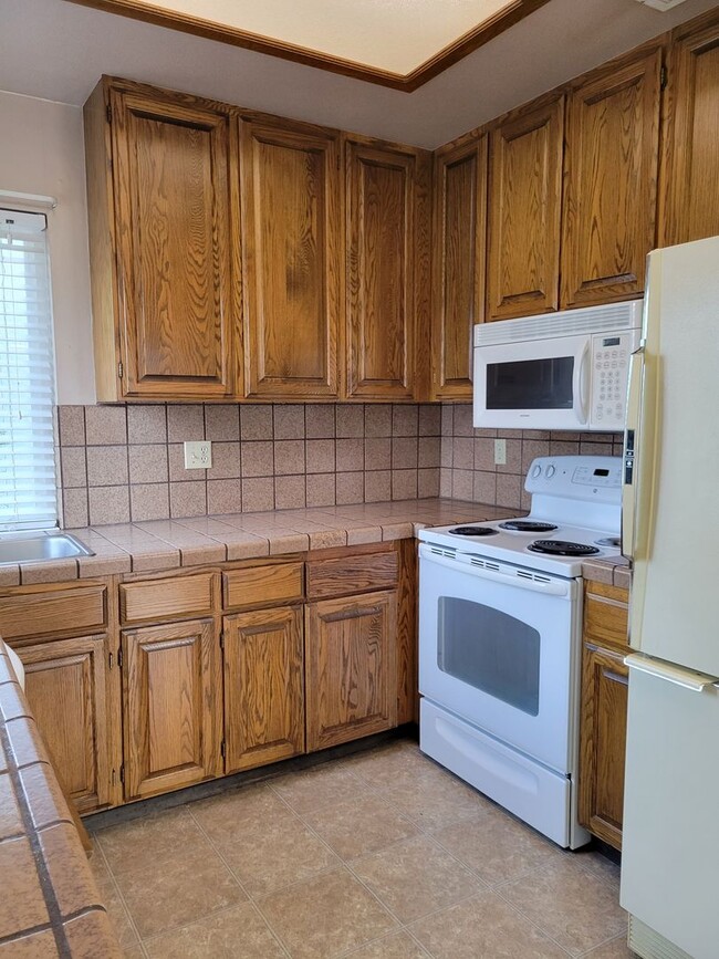 Building Photo - Ridgecrest 2 Bedroom Condo With Gated Swim...