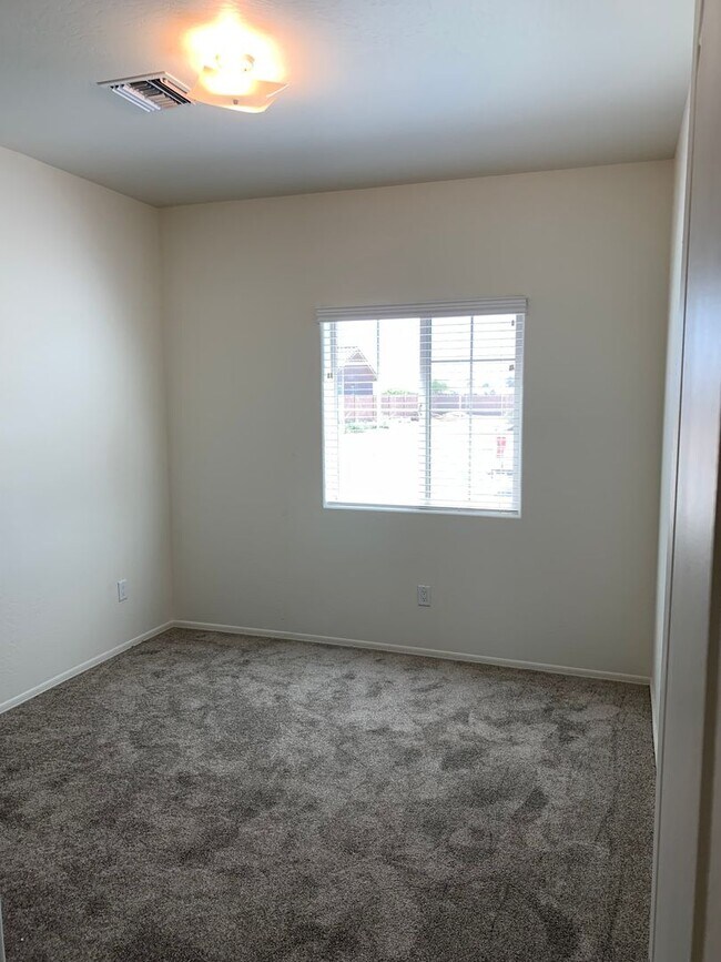 Building Photo - NEWER 4 BEDROOM HOME IN PARK WEST!