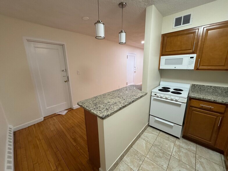 Building Photo - 37 Parkman St