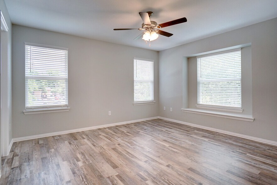 Master Bedroom - 1923 S Jennings Ave