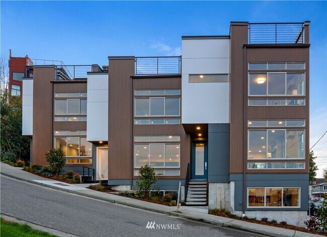Building Photo - Modern Townhouse with Rooftop Deck & Skyli...