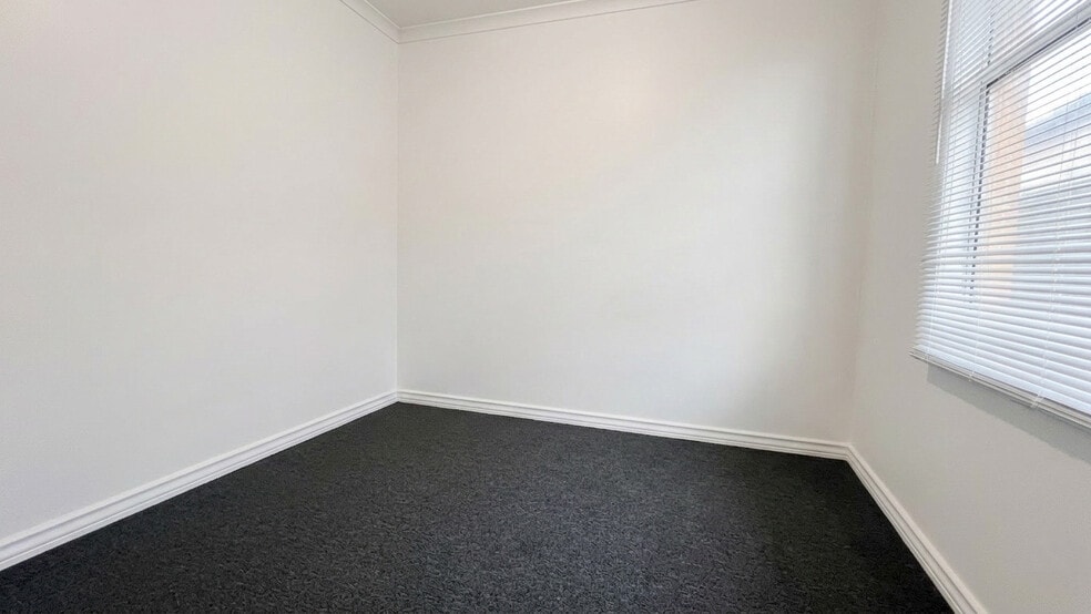 Building Photo - 5807 Hobart St