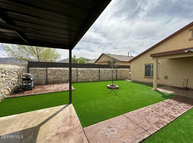 Building Photo - 7365 Dewberry Dr