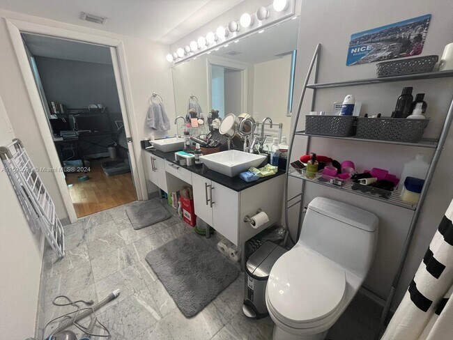 Building Photo - 31 Southeast 5th Street Apt #2310, Miami, ...