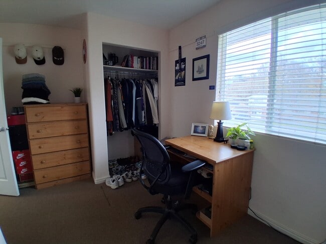 Building Photo - 654 E 700 N