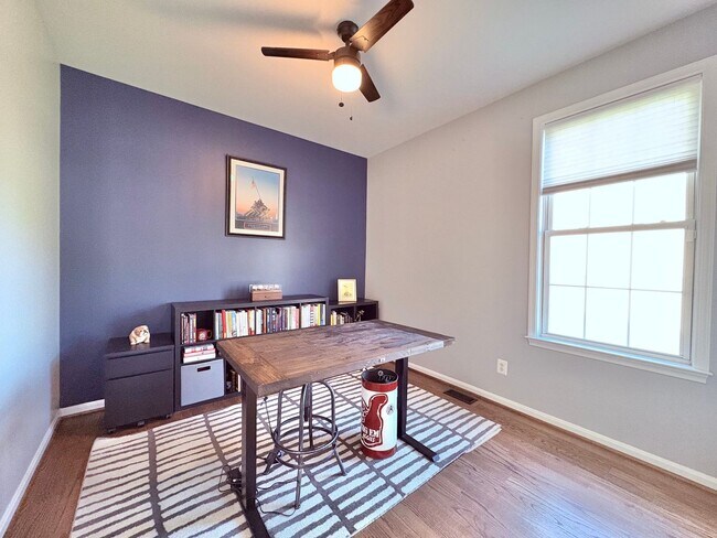 Building Photo - FREDERICKSBURG - MINUTES TO VRE - EASY COMMUTE TO QUANTICO!