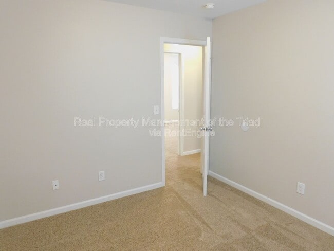 Building Photo - 807 Thorncroft Rd