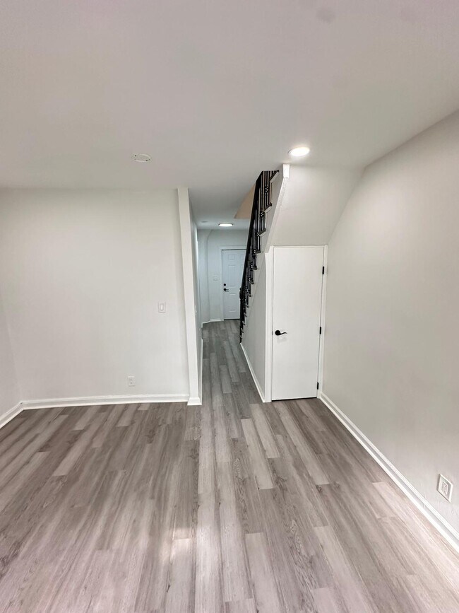 Building Photo - 109 S 7th Ave