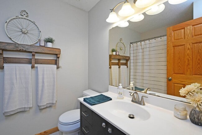 Building Photo - Spacious 3-Bedroom with Walkout and Fully Fenced Yard in Eagan