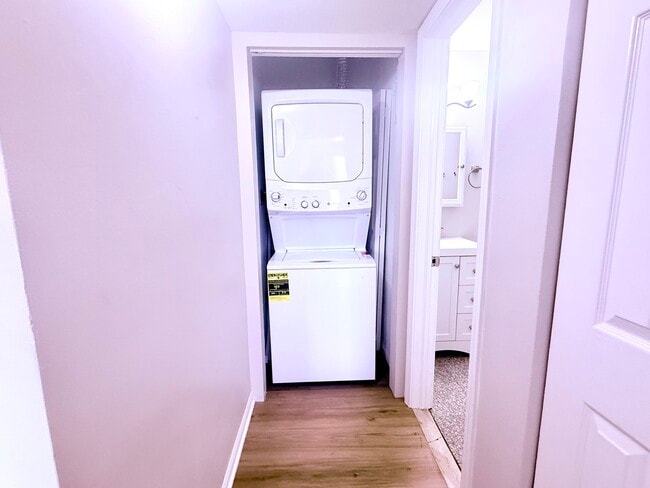 Building Photo - 1533 N Windsor Dr