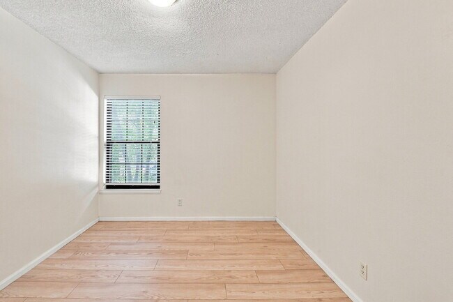Building Photo - $1,595.95 2 bed, 2 bath located in Lakewood with a washer and dryer