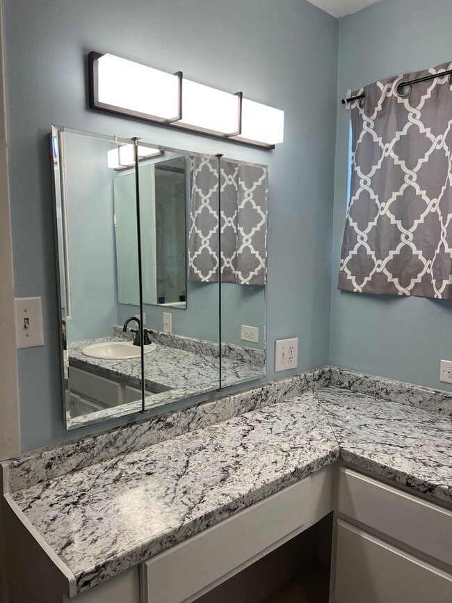 Building Photo - Home for lease