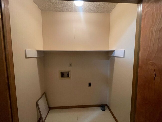 Building Photo - Cozy House 3 bed 2 bath 2 car garage looki...