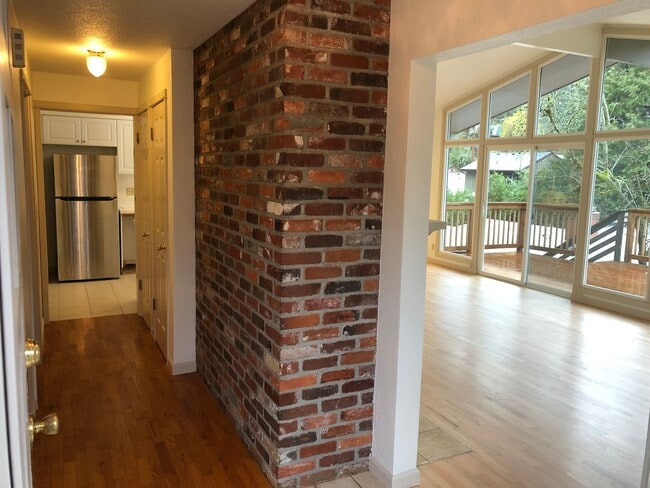 Building Photo - Updated 3 bedroom 3 bath house in Eugene!