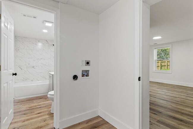 Building Photo - 3169 Westover Dr