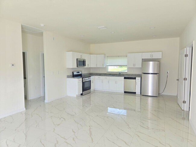 Building Photo - Great location in Lehigh Acres-Three Bedroom 2 bath/ Large Back yard!